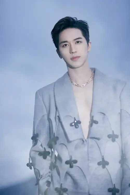 许魏洲超话今日微博视界大会造型,一套灰色秋冬高定礼