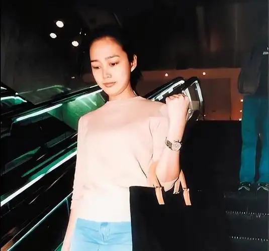 然而,刘向蕙并不需要经历这些事情,这或许就是"贫穷时抚养儿子,富裕时