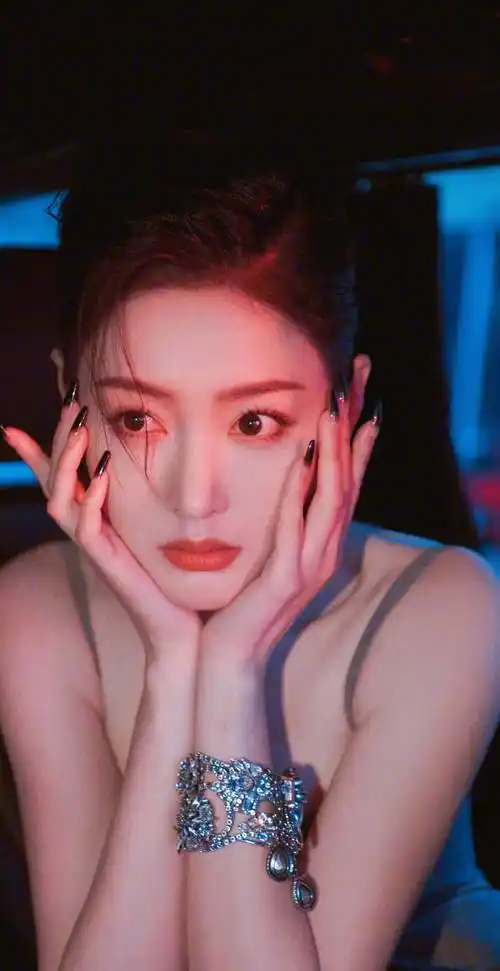 张天爱看秀身着清凉的灰色长裙,行走在春天的巴黎街头,演绎极致浪漫