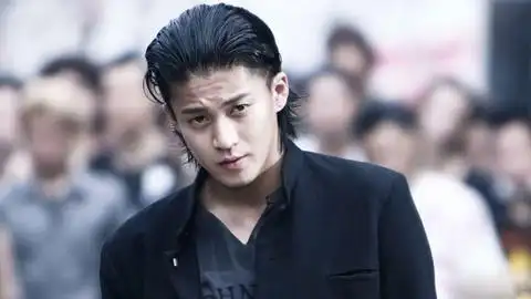 14年前《热血高校》,小栗旬痞帅背头,述说不凡残酷青春岁月