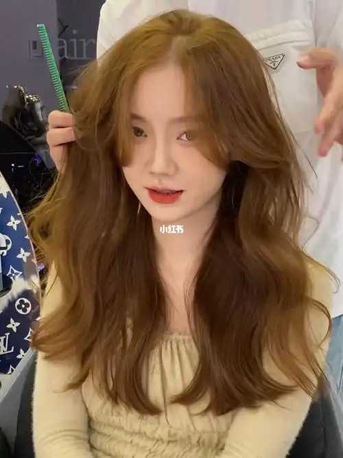 奶茶棕色巨显白的一款发色之一