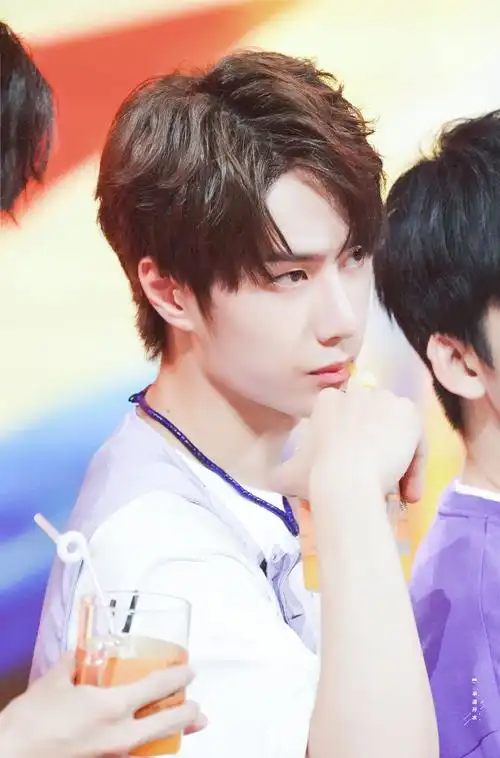 王一博新闻200617甜甜的那年今日最令人惊艳的精灵王子空哥笑容逐渐