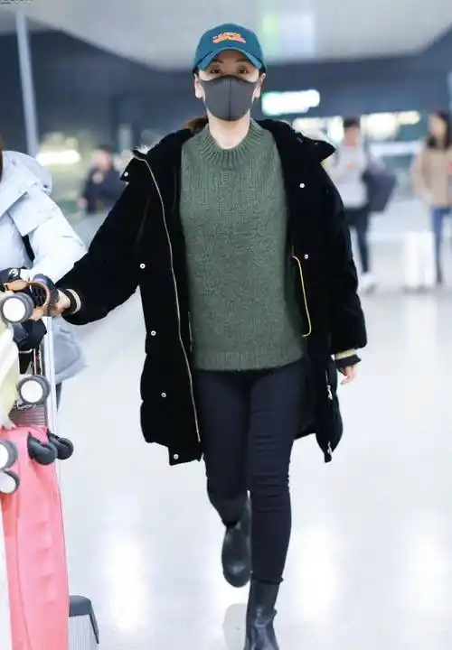 杨蓉真看不出41岁了,穿棕色大衣素颜有气场,低调却很有少女感_时尚