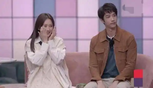 与小7岁男星牵手,穿西服婚纱行礼超甜蜜_刘以豪_黄晓明_网友