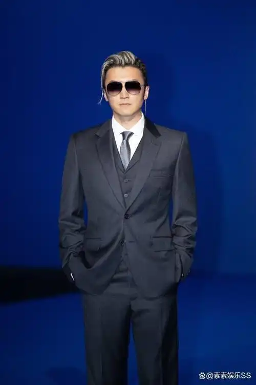 谢霆锋穿西服亮相上海,扎小辫子戴墨镜,超级像父亲谢贤