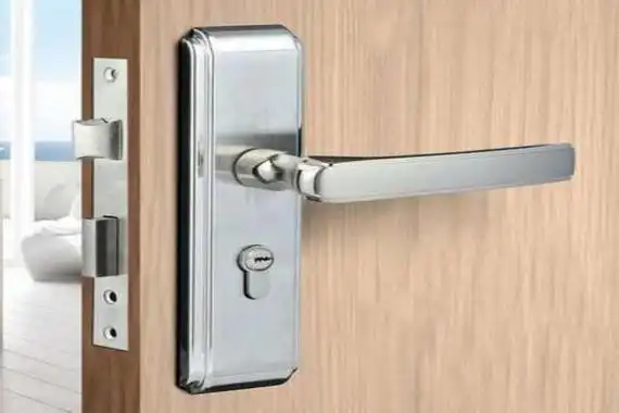 需要先将保险栓插入门锁中,然后要将内外把手合拢,最好外把手好有个人