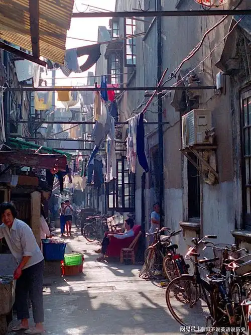 老照片:90年代的上海弄堂,这座浮华城市里的烟火之梦