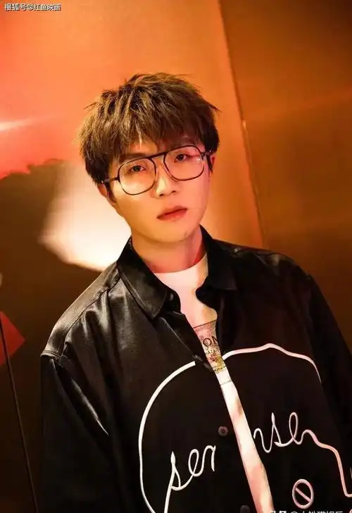 在一档他走红后的综艺节目中,大张伟向他提出了一个有趣的疑问:"你不