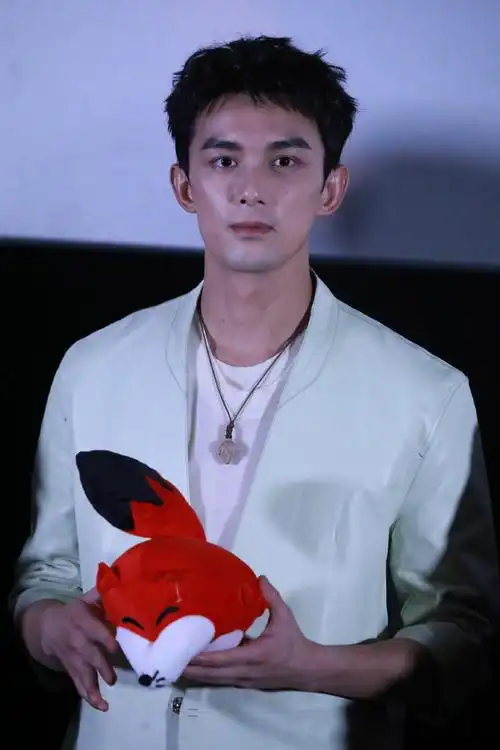 今日份吴磊原图直出  特意戴了一朵木莲项链03好好看!