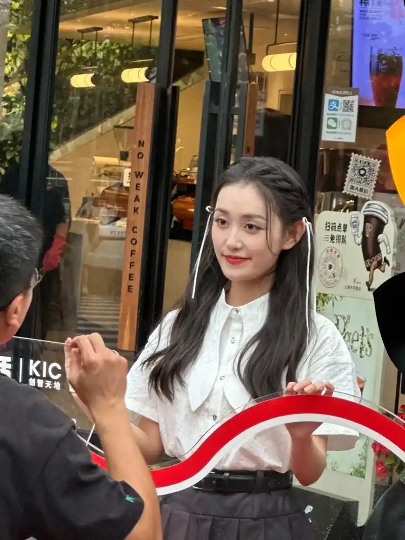 蒋依依 #大学路 #偶遇明星 #路人视角 #甜美女孩 今日 - 抖音