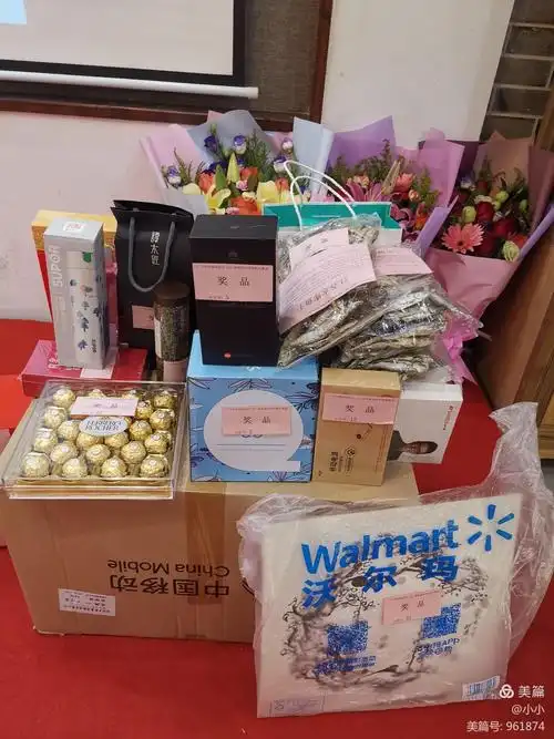 同学们送来情深款款的礼物堆成小山