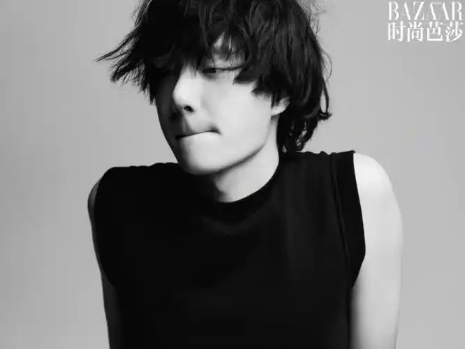 王一博时尚芭莎开年封面##王一博卷毛吐舌