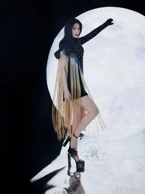 范冰冰扎起奶奶灰高马尾好自信把皮裤穿出新高度全靠气质在撑