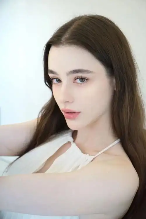 白皙的皮肤,如同雪花般纯净