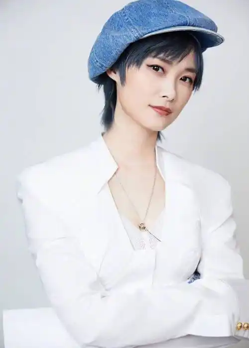 李宇春《央视夏日歌会》造型写真释出 链条高腰裤配贝雷帽甜酷范_牛仔