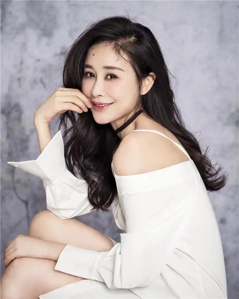 周扬知性优雅气场全开纤细高挑上演美背杀