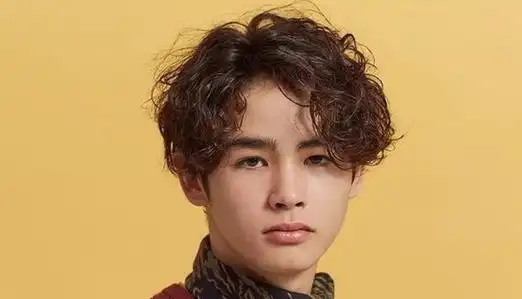 2021男士流行烫什么头现在 男生烫发后发质很干怎么办_男生烫发发型