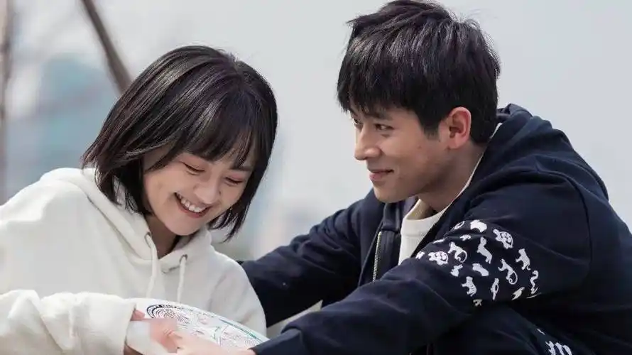 事实上,《我的哈士奇男友》不仅拥有《隐秘的角落》同款灯光指导孙坤