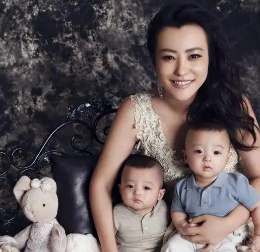 郝蕾:两婚两离,独自带着双胞胎儿子生活,43岁才学会跟父亲和解 - 娱乐
