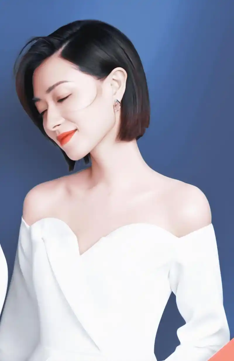 原创万茜的舞台造型好霸气,身穿黑色亮片套装搭配大背头,魅力四射