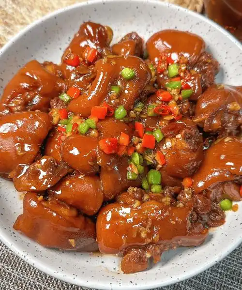 香辣猪蹄一道令人垂涎欲滴的美食