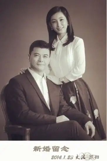 王新军在微博中大方晒出结婚证,坐实再婚的消息,现任妻子秦海璐也发表