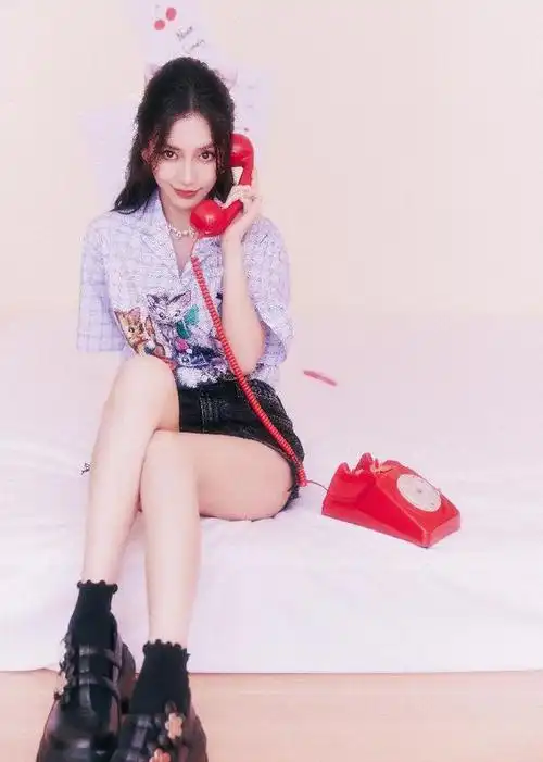 杨颖穿出三亚度假凉爽范晕染色短裤搭无袖条纹衫清新浪漫