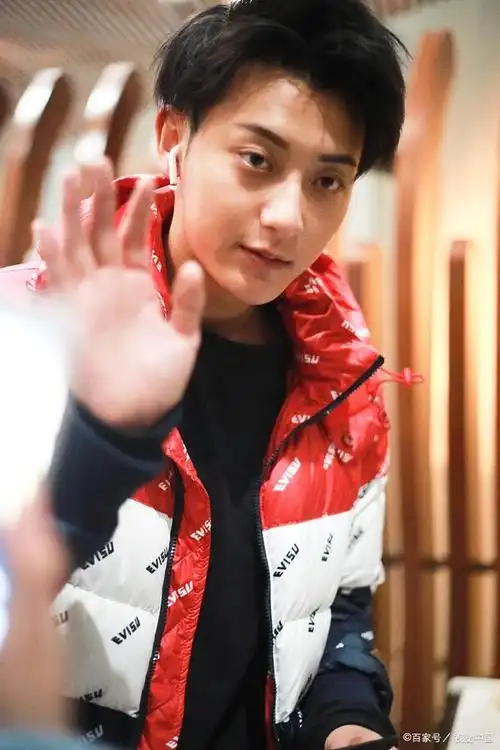 导语:微博话题"#黄子韬说让马伯骞去干建筑师# 在#星电音联盟#节目中