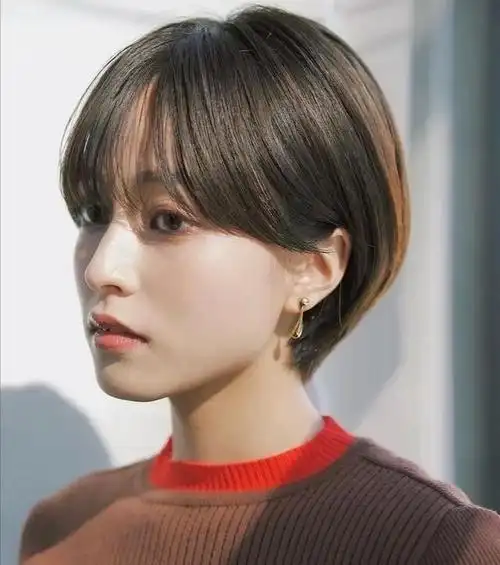 流行"露耳短发",这4个发型特别时尚,可甜可盐,更显年轻