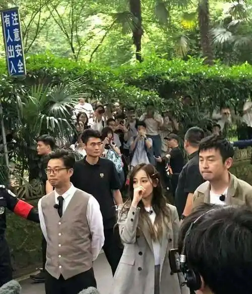 《极限挑战》张艺兴戴眼镜帅气,迪丽热巴穿西装御姐范十足_姐姐_镜头
