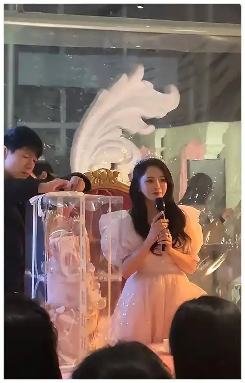 伊能静56岁庆生派对,粉色泡泡裙皇冠造型像童话公主引关注._秦昊_生日