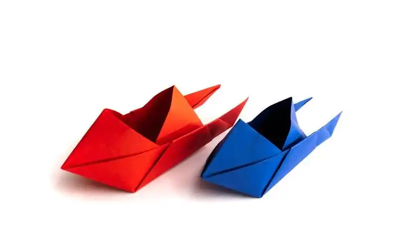 今天我们来制作一艘折纸船!