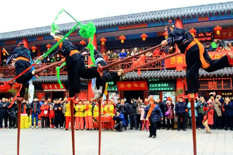 传承中华文化～小超高跷队顶呱呱(新浪微博@董点摄影)