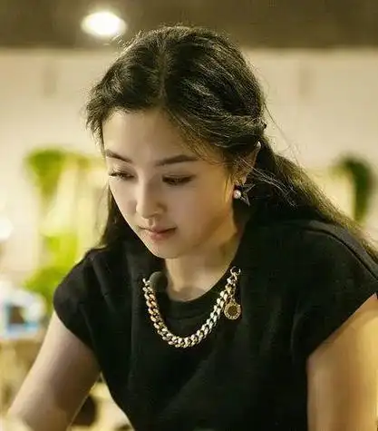 除了对事业的影响外,张含韵还多次因为身材发福而被认为是怀孕,逼得