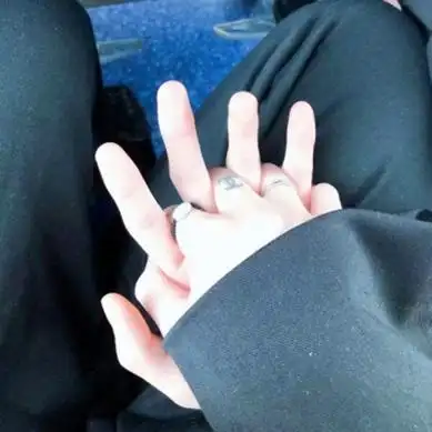 情侣牵手图片头像高清恩爱的情侣手牵手只露手照片头像