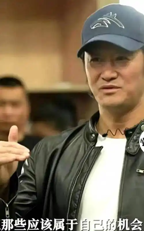 吴京近照变化大长发长了好多身穿黑色皮衣身材依旧十分的壮硕