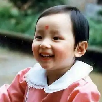 周笔畅穿裙子小辫童年萌照网友呼hold不住