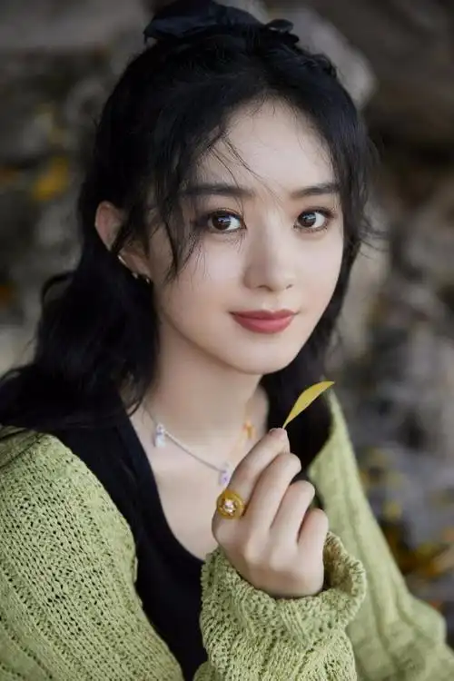 赵丽颖秋日写真曝光 笑容甜美温婉动人