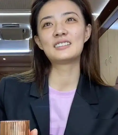 徐璐直播生图曝光,无美颜镜头下,26岁的状态太真实了|素颜_网易订阅