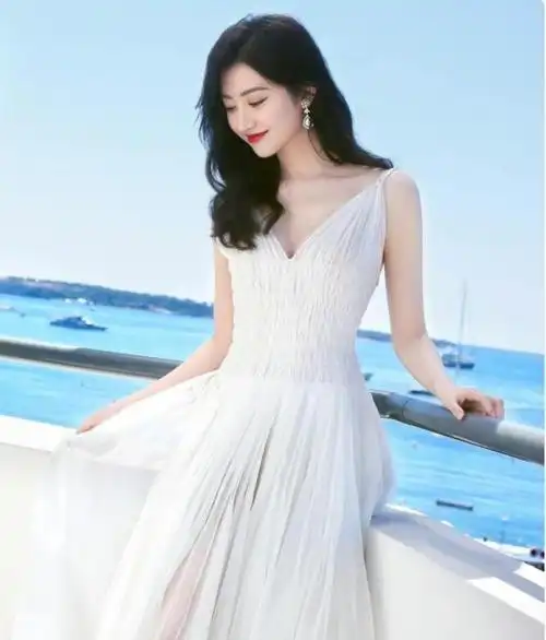 景甜一袭白色v领连衣裙清纯与妩媚并存这真的是景甜么