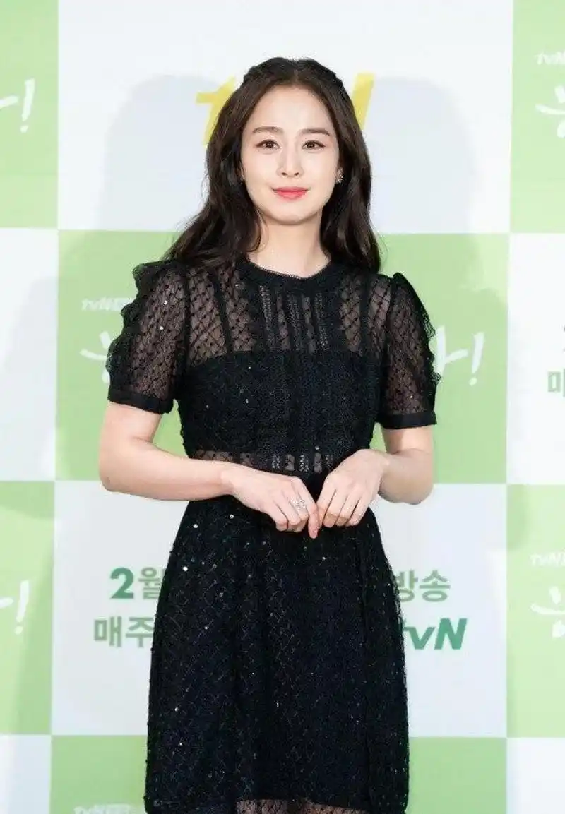 queen is back!金泰希短发白西装 霸气红唇拍广告,展女王气势