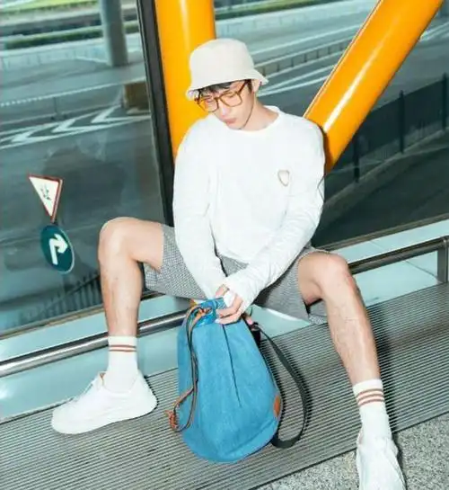 井柏然街拍造型真是有魅力!多变的穿衣风格一点也不输穿搭达人