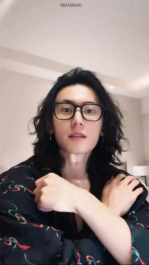 张哲瀚啊～～我滴乖宝～～我想你咯!