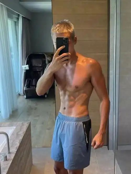 陈伟霆戒糖断碳60天后,变成大爷了?