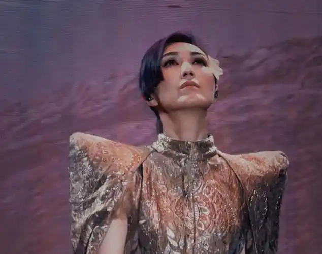 8月27日,杨千嬅的一组近照引发热议.