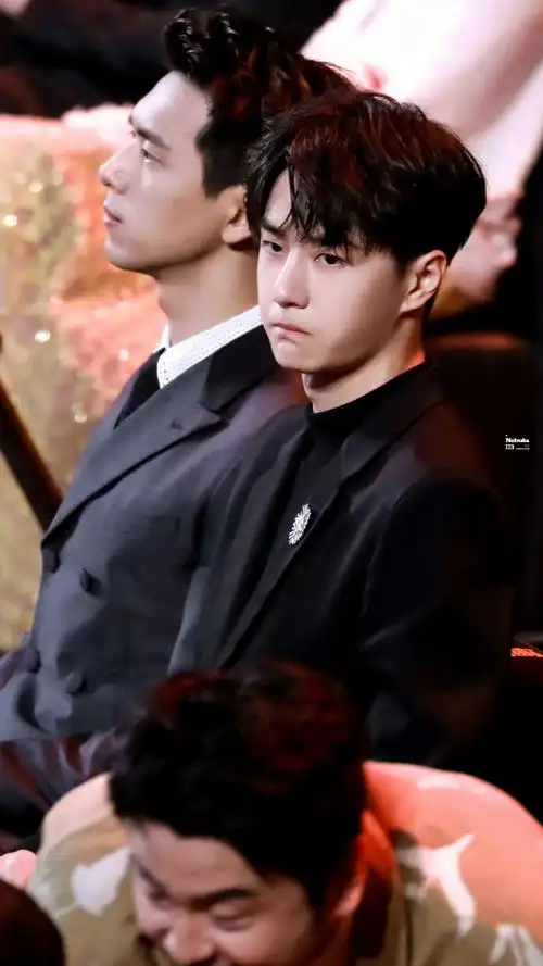 微博之夜座位:王鹤棣尴尬,肖战王一博闷无交流,易烊千玺落寞!