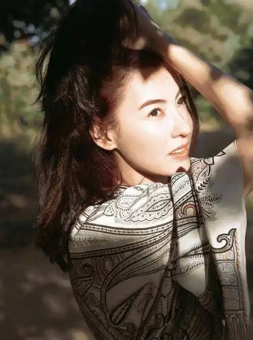 原创原创40岁的张柏芝开挂了温柔长裙明艳动人嫩回颜值巅峰