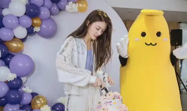 傅菁生日蛋糕照曝光,白色运动装露出小蛮腰,真的太瘦了_高清图集_新浪