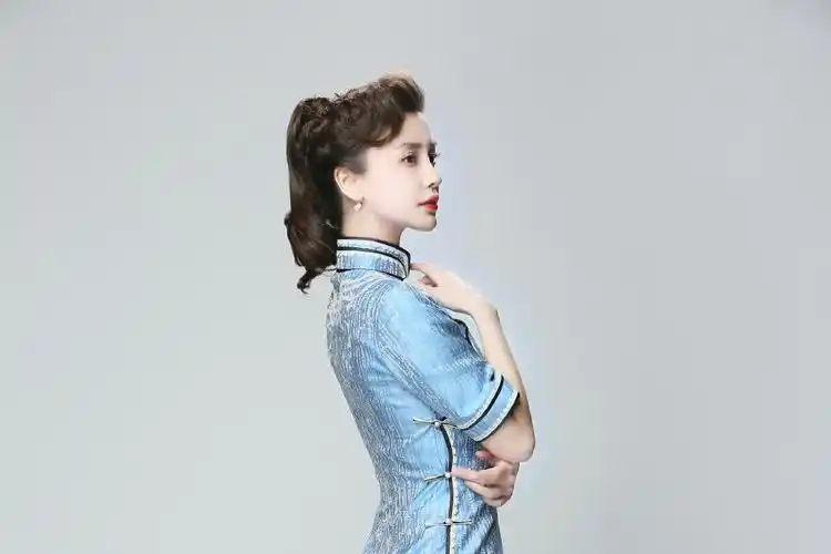 黄晓明捡到宝了,混血儿杨颖穿蓝色旗袍配高马尾,清新优雅超温婉