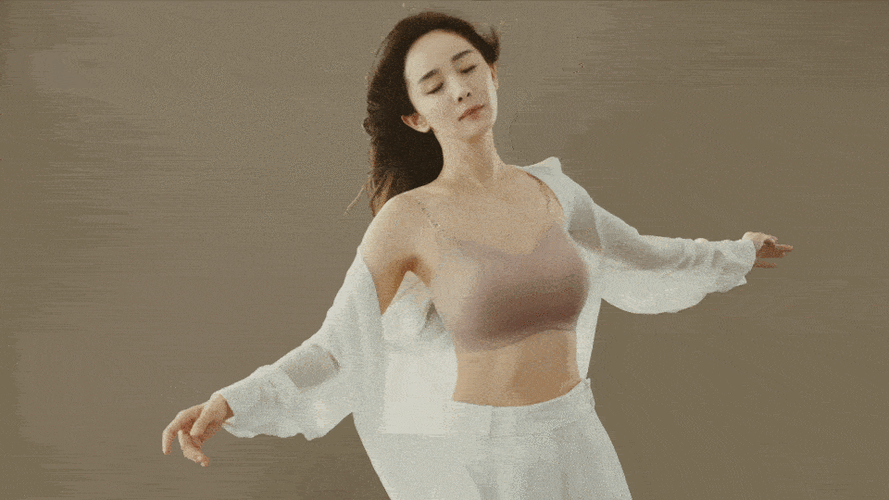 杨幂内衣大片秀美胸精致得像个洋娃娃 评论区一片点赞